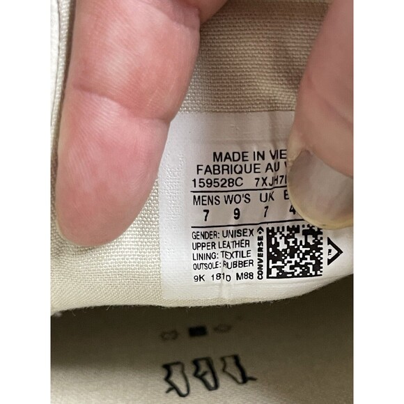 Converse White Leather Women’s 9 Low top Chuck Taylor’s - Picture 8 of 9